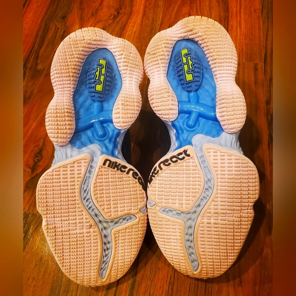 Women's Size 9 Nike LeBron Basketball Shoes - Picture 3 of 5